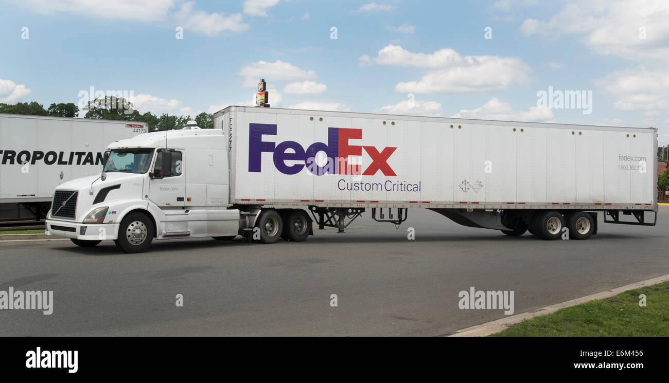 FedEx 18 Wheeler Traktoranhänger bei Pilot Truck Stop in MIlford, CT. Stockfoto