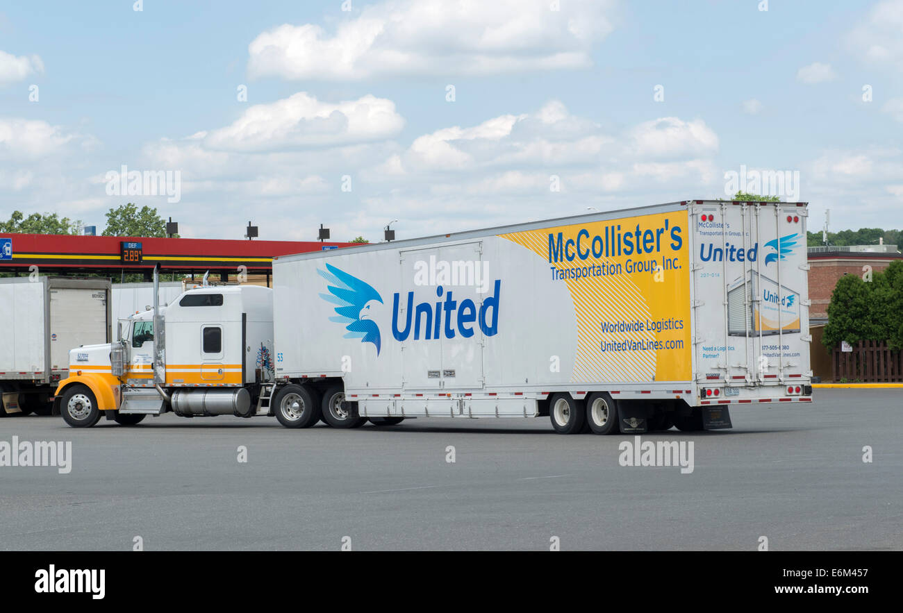 United Van Linien 18 Wheeler Traktoranhänger bei Pilot Truck Stop in MIlford, CT. Stockfoto