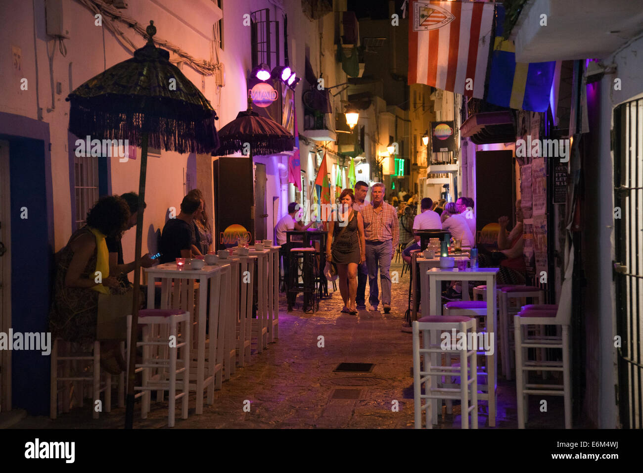 Cala la Virgen Bars in der Nacht - Ibiza Stockfoto