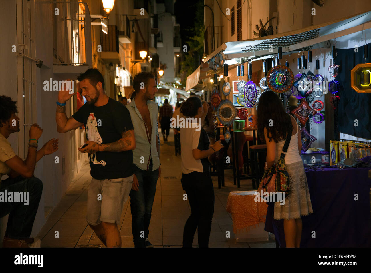 Einkaufen in den Gassen der Altstadt von Ibiza - Ibiza Stockfoto