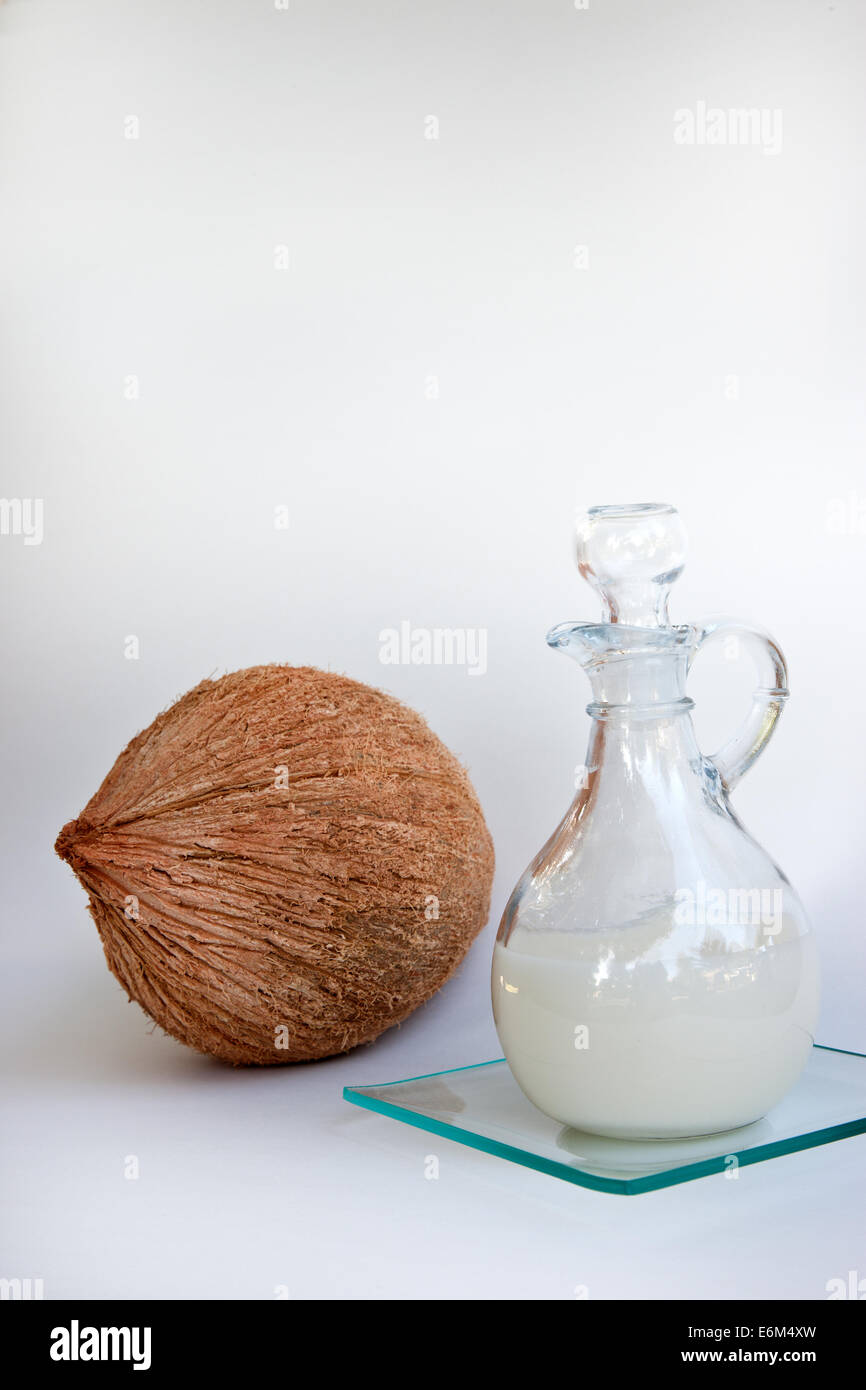 Semi solid Kokosöl in Glaskaraffe. Stockfoto