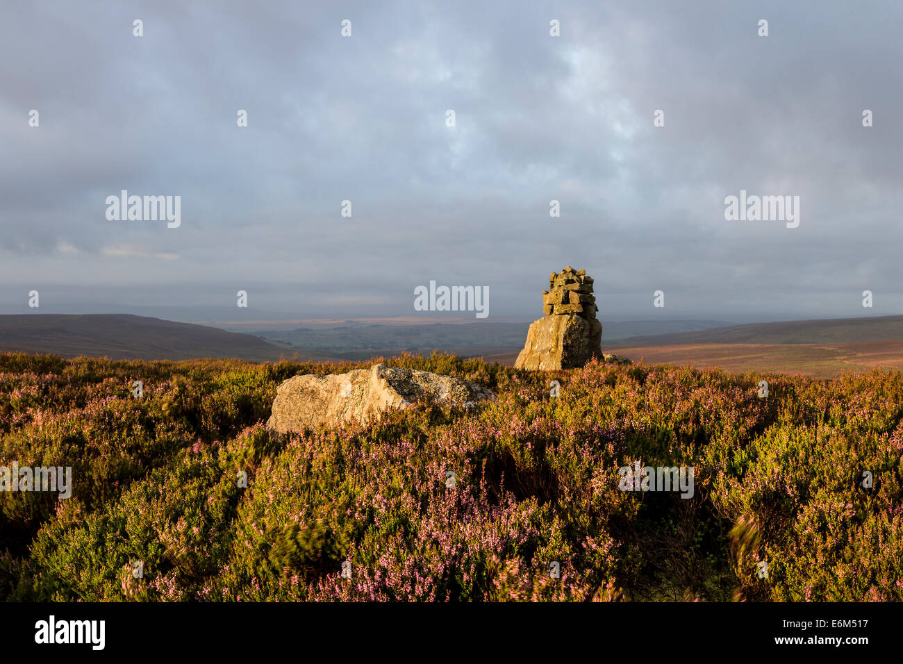 Cairn auf den Hügel von Long-Mann und die Ansicht Süden durch Teesdale, County Durham, England UK Stockfoto