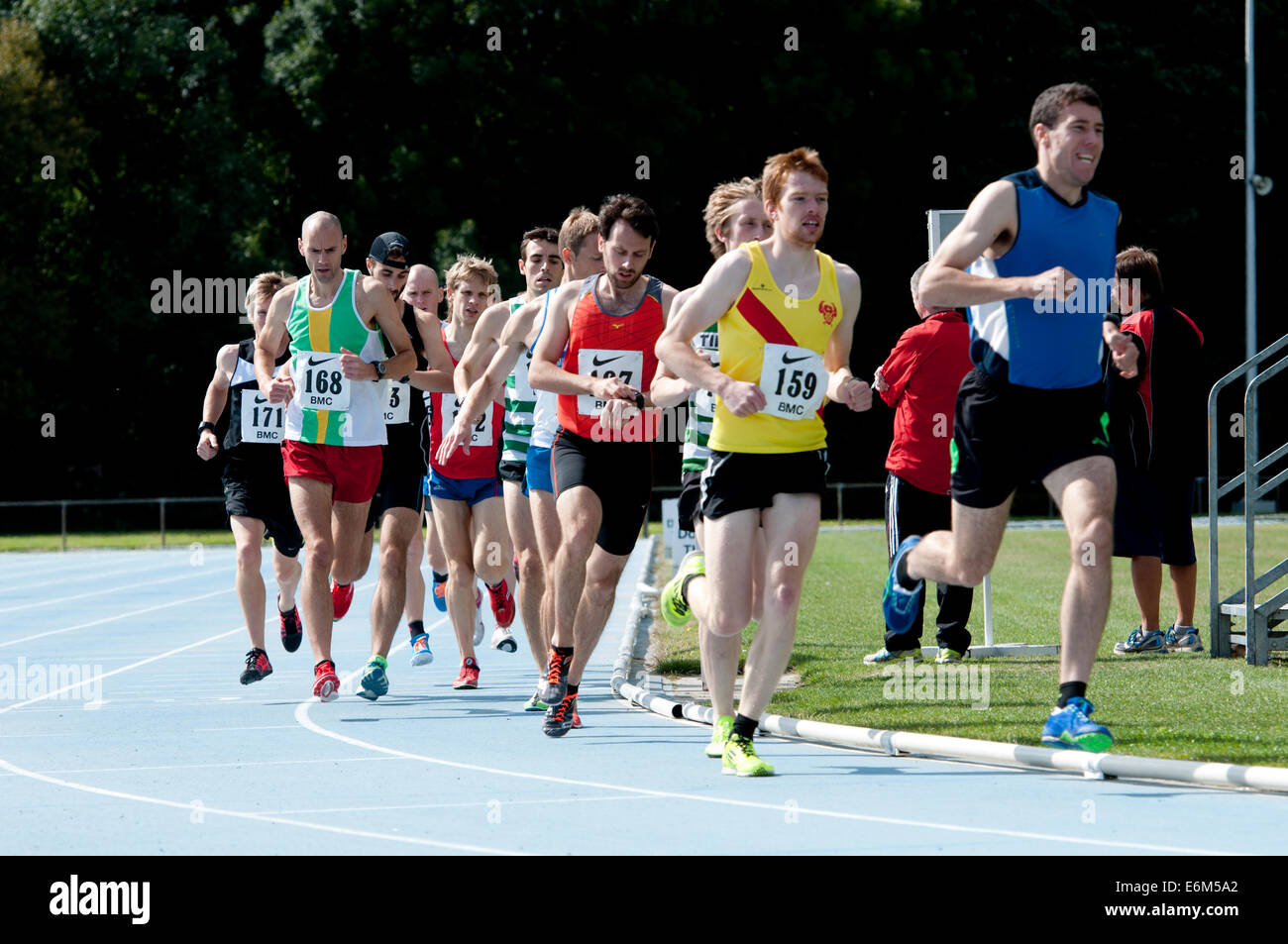 Läufer mit einem Herzschrittmacher in einem 5000-Meter-Lauf, Coventry, UK Stockfoto