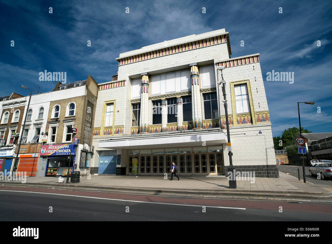 Das Art-Déco-ehemalige Carlton Kino auf Essex Road, Islington, London, jetzt verwendet als eine evangelische Kirche. Stockfoto