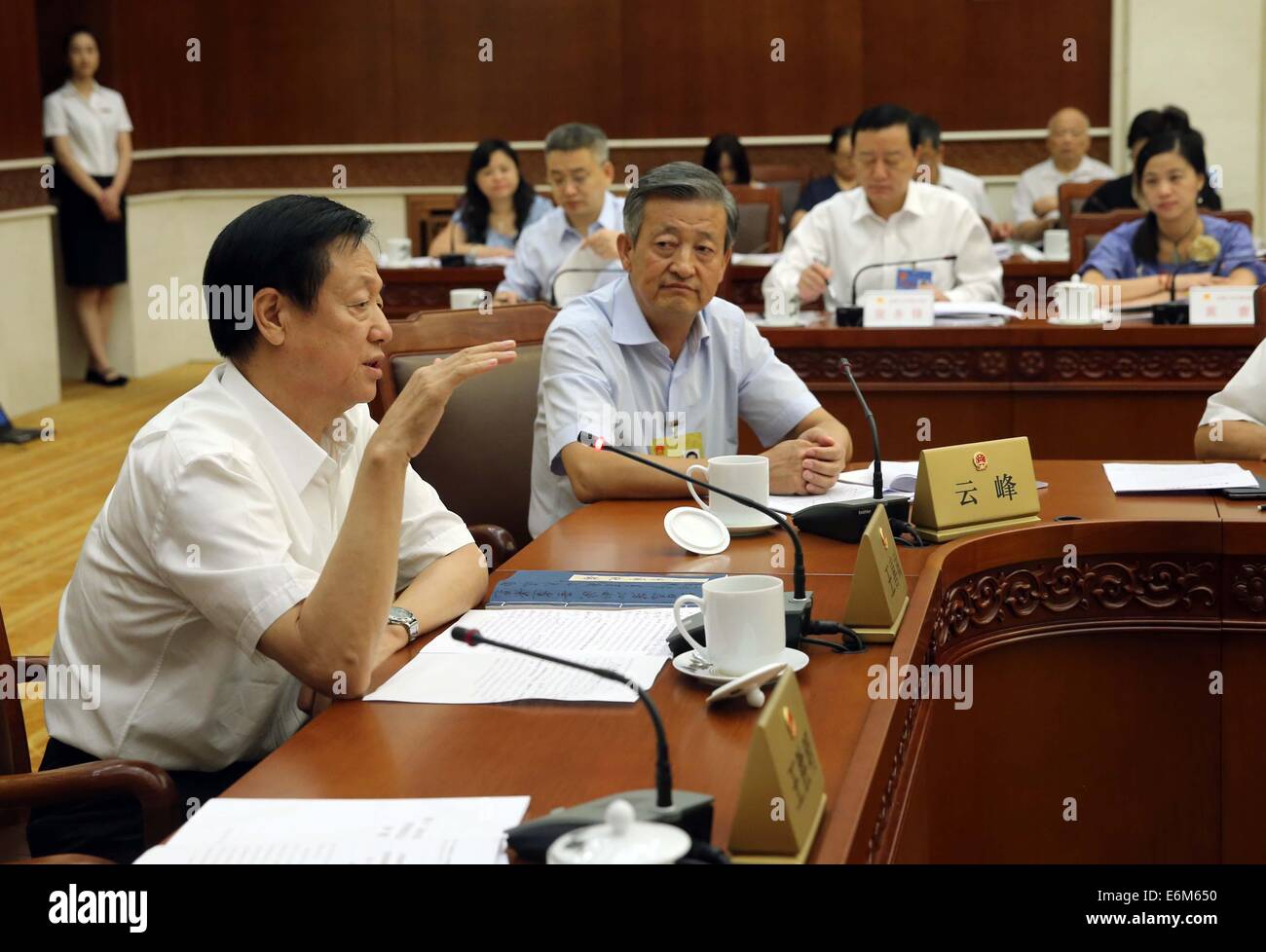 Peking, China. 26. August 2014. Ausschussmitglied Wang Xibin (1. L, vorn) spricht auf der 10. Tagung des 12. nationalen Volksarmee Kongress (NPC) ständigen Ausschusses in Peking, China, 26. August 2014. Über die Sitzung des Dienstags, Gesetzgeber diskutiert ob Wahl Methoden für Hong Kong Hauptgeschäftsführer im Jahr 2017 und seine Legislative Council im Jahr 2016 zu überarbeiten und beraten einen Gesetzentwurf zur Überarbeitung des Landes durch das Haushaltsgesetz und schlug vor, es zu stimmen. Bildnachweis: Liu Weibing/Xinhua/Alamy Live-Nachrichten Stockfoto