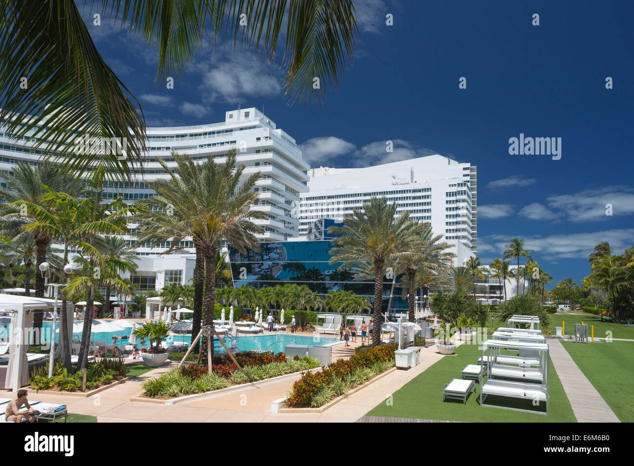 LIEGESTÜHLE AM POOL FONTAINEBLEAU HOTEL („MORRIS LAPIDUS 1954") MIAMI BEACH FLORIDA USA Stockfoto