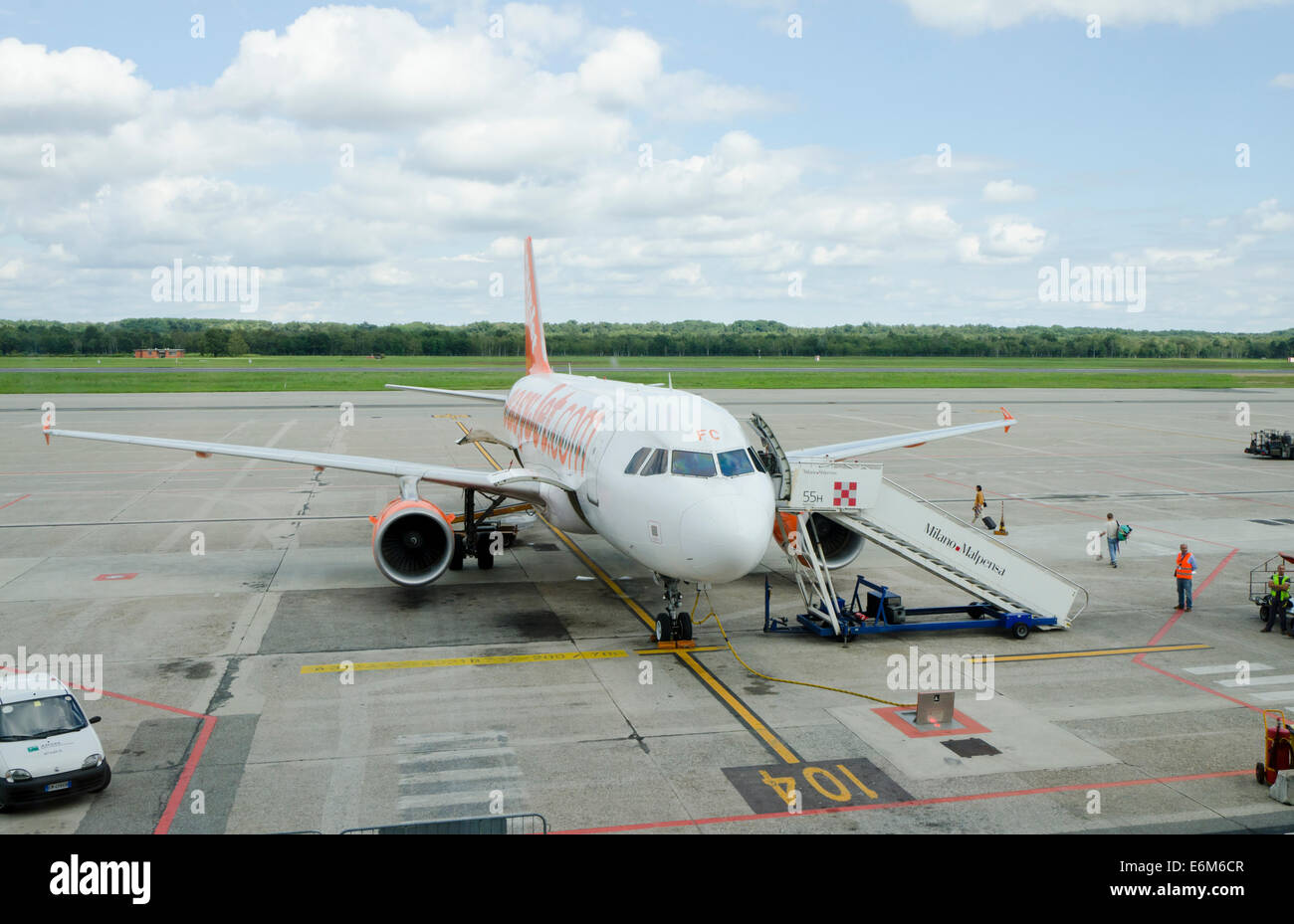 Easy Jet A319 Passagierflugzeug mit Reisenden boarding am Flughafen Mailand-Malpensa, Italien. Stockfoto