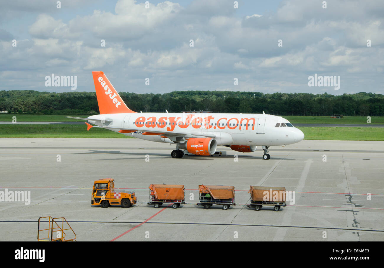 Easy Jet A319 Passagierflugzeug bereit zum Abflug am Flughafen Mailand-Malpensa, Italien. Stockfoto