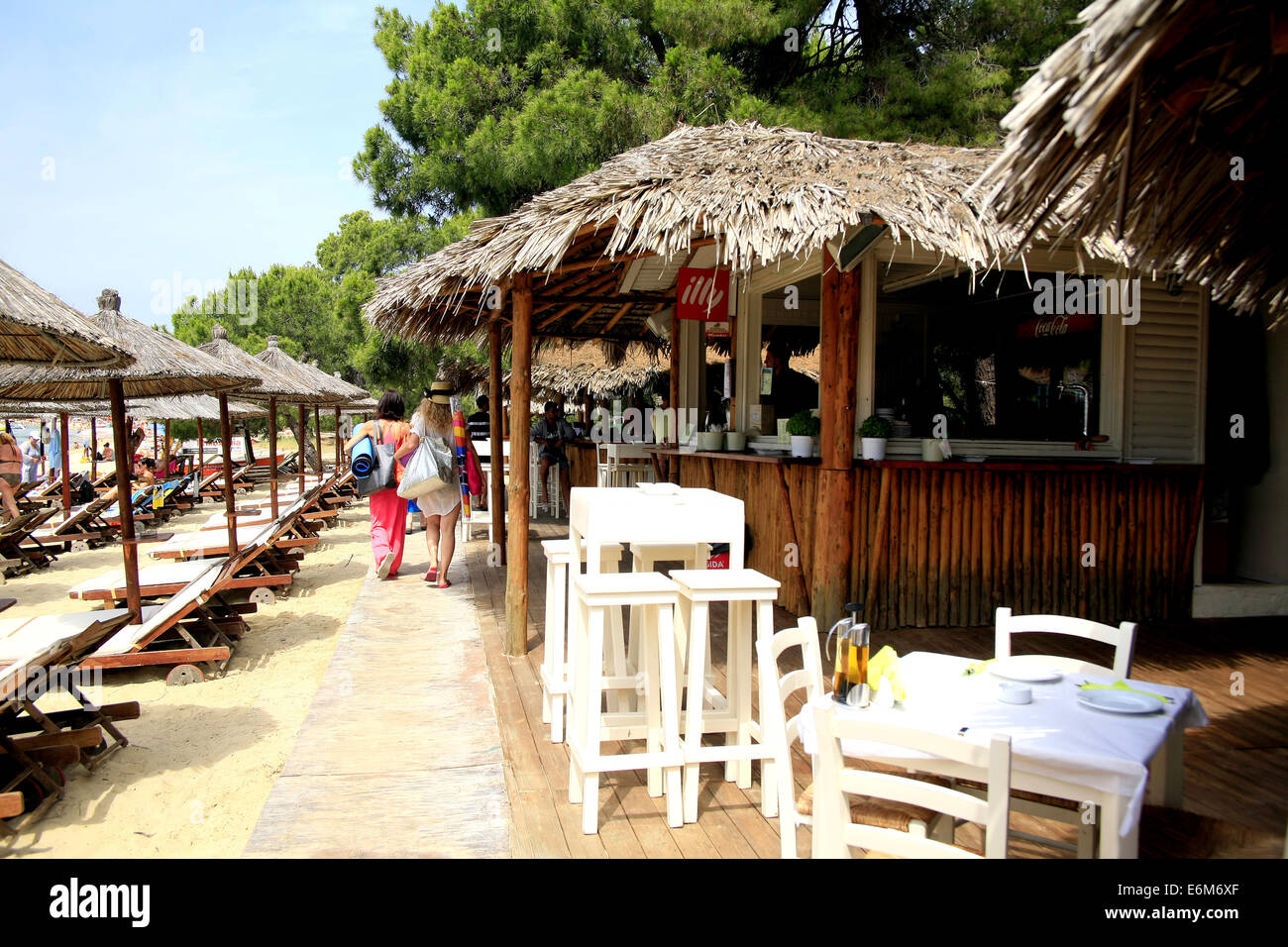 Taverna und Koukounaries Strand auf der Insel Skiathos auf den griechischen Inseln, Griechenland. Stockfoto