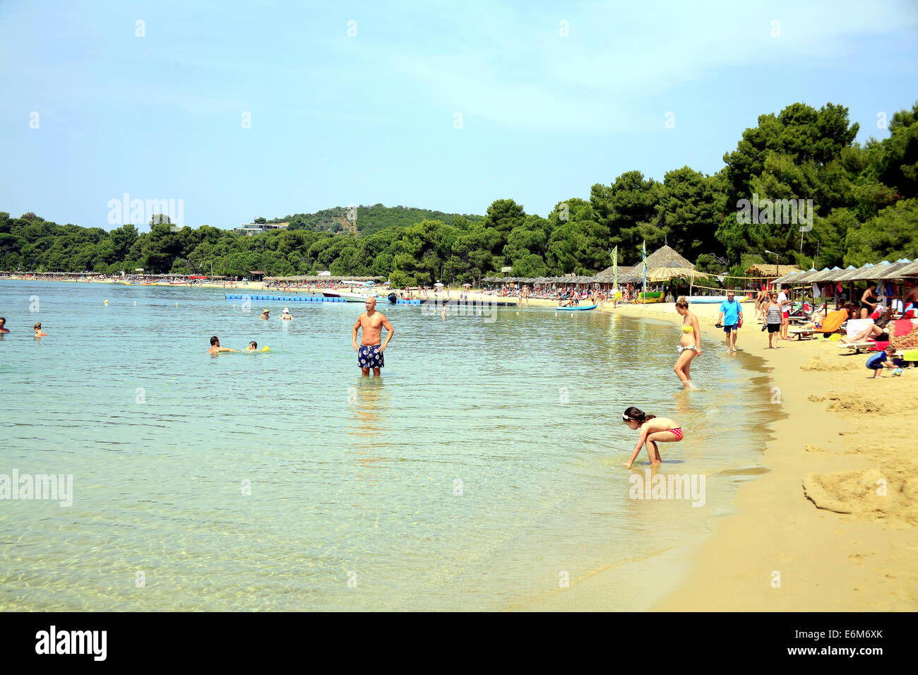 Die beliebten Koukounaries Strand auf der Insel Skiathos auf den griechischen Inseln, Griechenland. Stockfoto