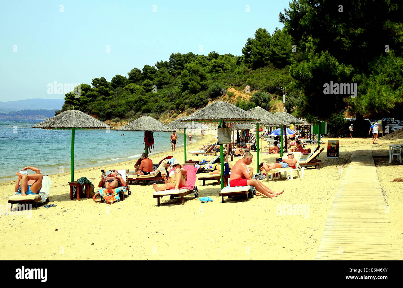 Urlauber genießen die Sonne am Strand von Agia Eleni auf der Insel Skiathos auf den griechischen Inseln, Griechenland. Stockfoto