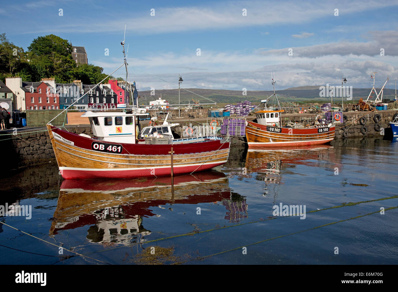 Kleine Fischerboote vertäut Tobermory Hafens Isle of Mull, Schottland Stockfoto