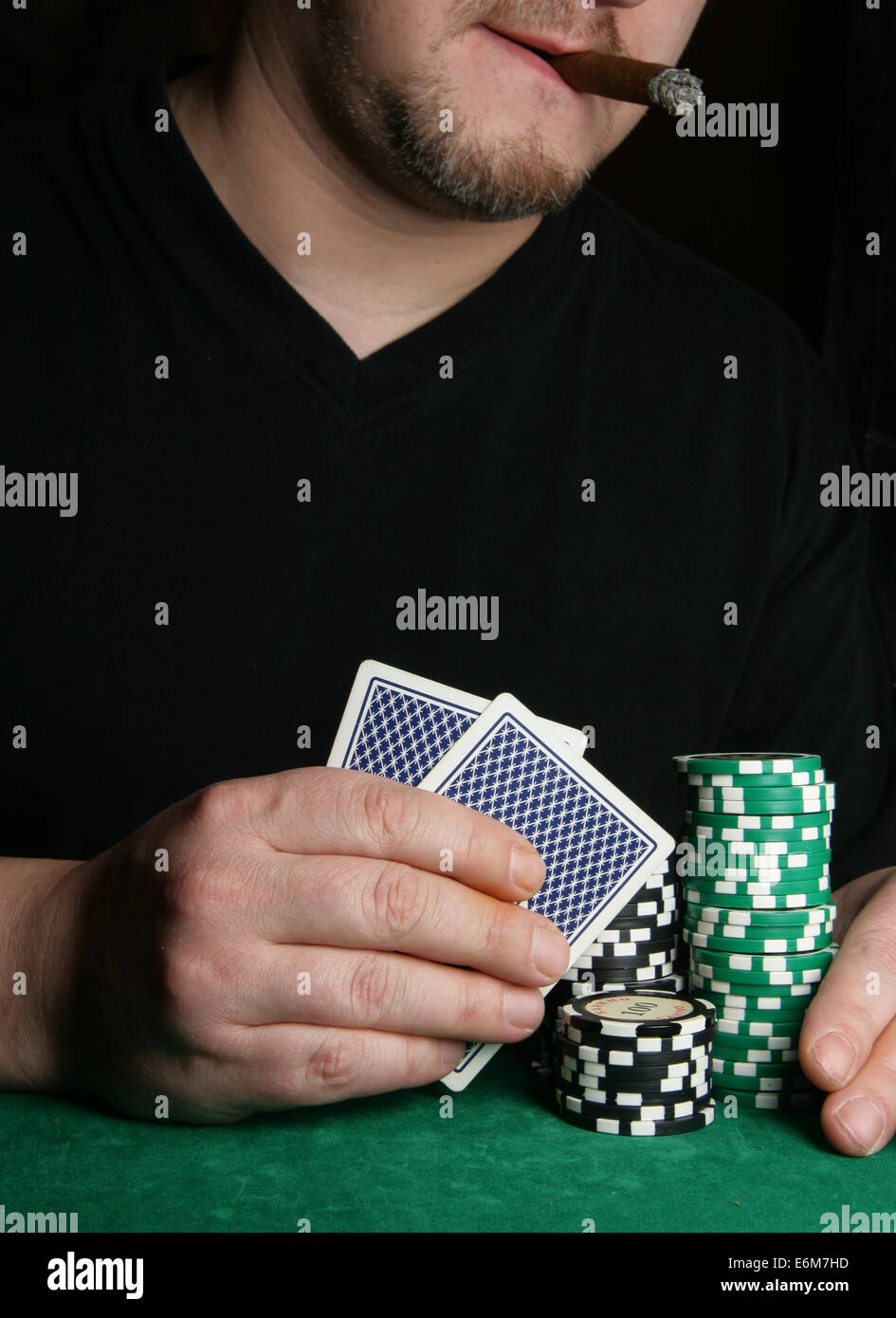 Händen der Kartenspieler und Platz für deinen Text oben Stockfoto