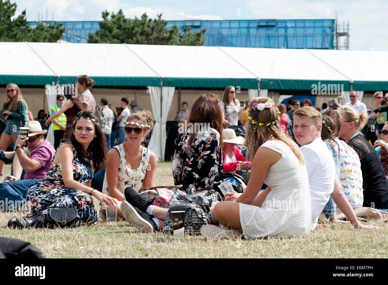 Menschenmengen saßen in der Sonne, genießen Sie eine Aufführung in der siegreichen Festival 2014 Southsea England uk Stockfoto