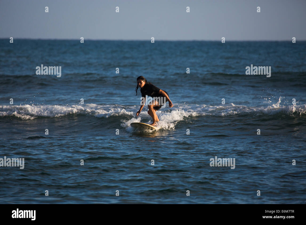 Frau auf Surfbrett Stockfoto