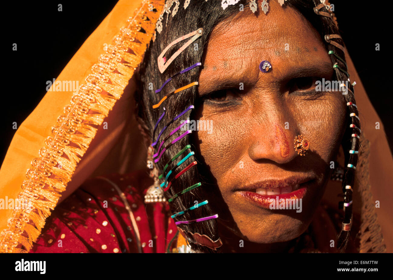 Traditionell gekleidete hindu Frau Leben in der Wüste Thar. Sie gehört zu einer niedrigen Kaste (Indien) Stockfoto