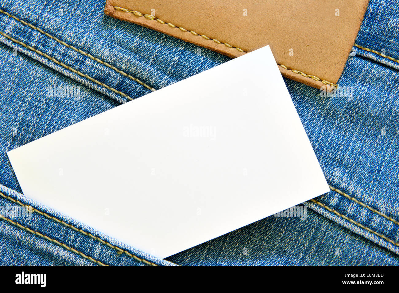 Leere Visitenkarte in Blue Jeans-Tasche. Legen Sie Ihren eigenen Text über Karte oder Leder-label Stockfoto