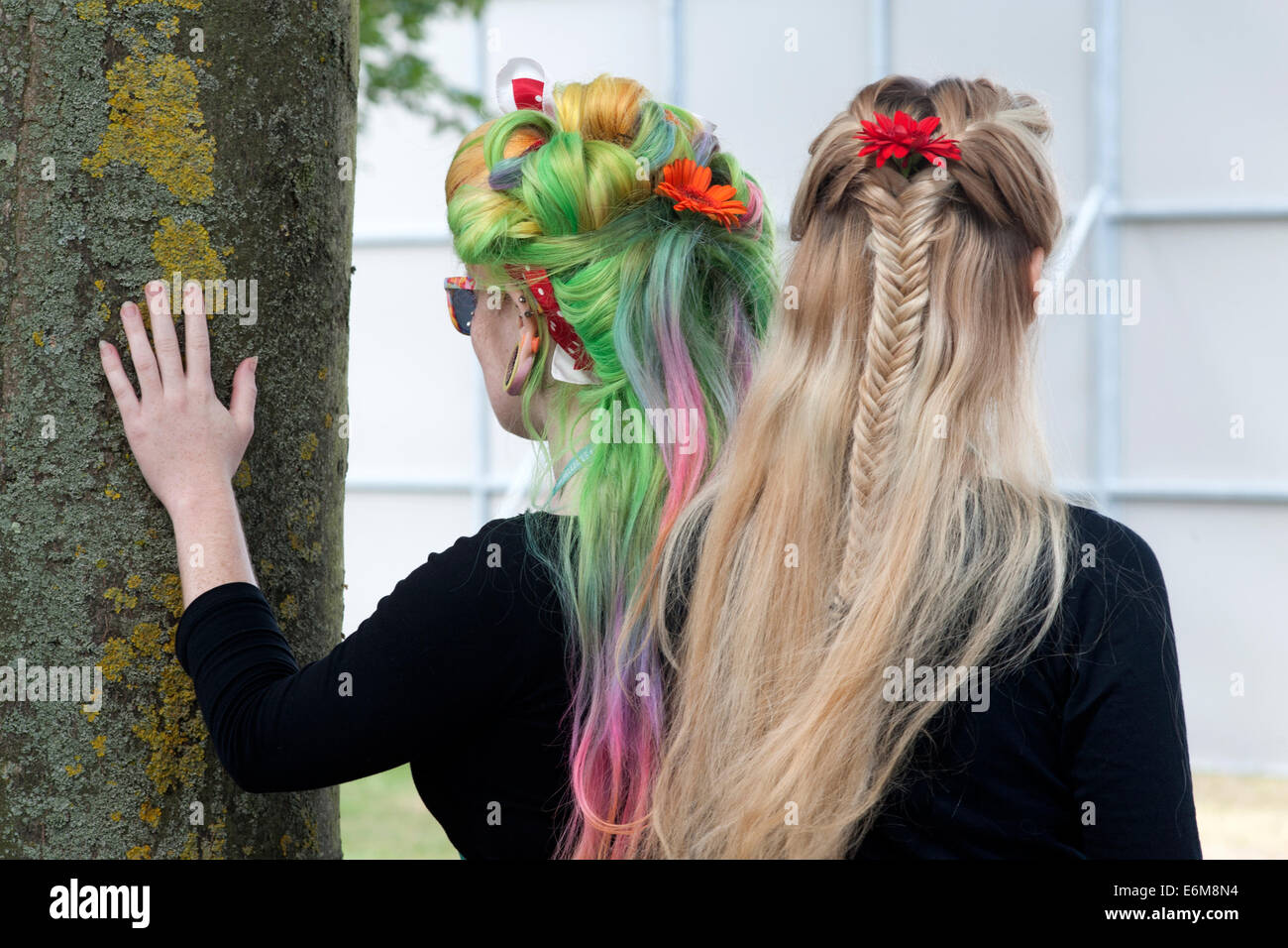 junge Frau mit Piercings und Multi coloriertes Haar mit Freund bei der siegreichen Festival 2014 Southsea England uk Stockfoto