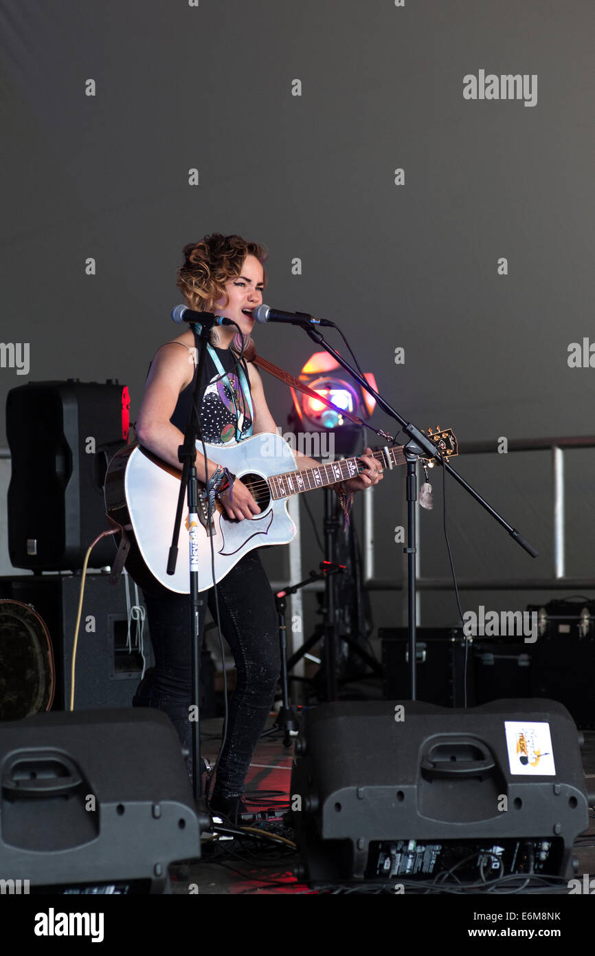 eine junge Frau singt während ihres Auftritts auf der Bühne der siegreichen Festival 2014 Southsea England uk Stockfoto