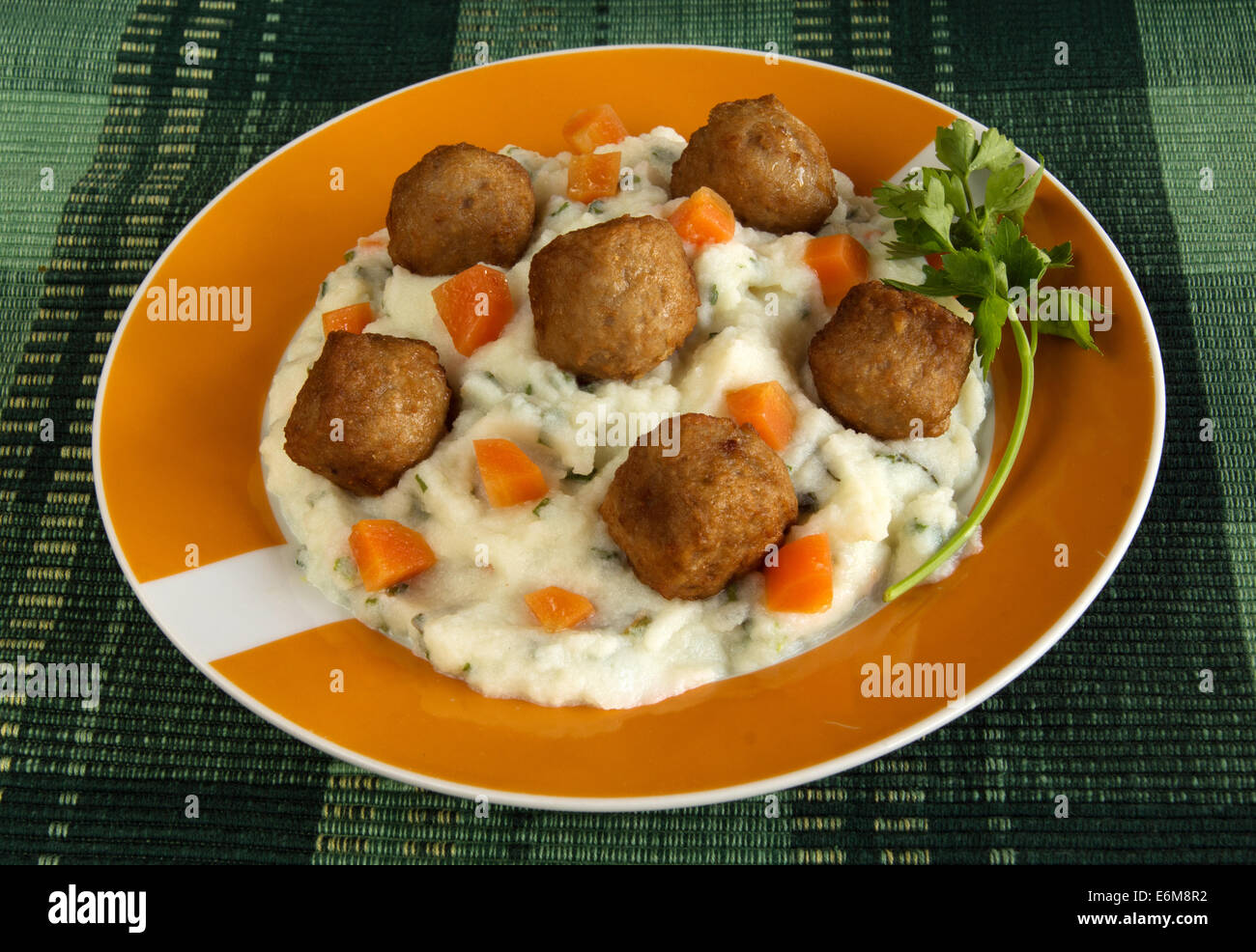 Hausgemachte schwedische Fleischbällchen mit Kartoffelpüree Stockfoto