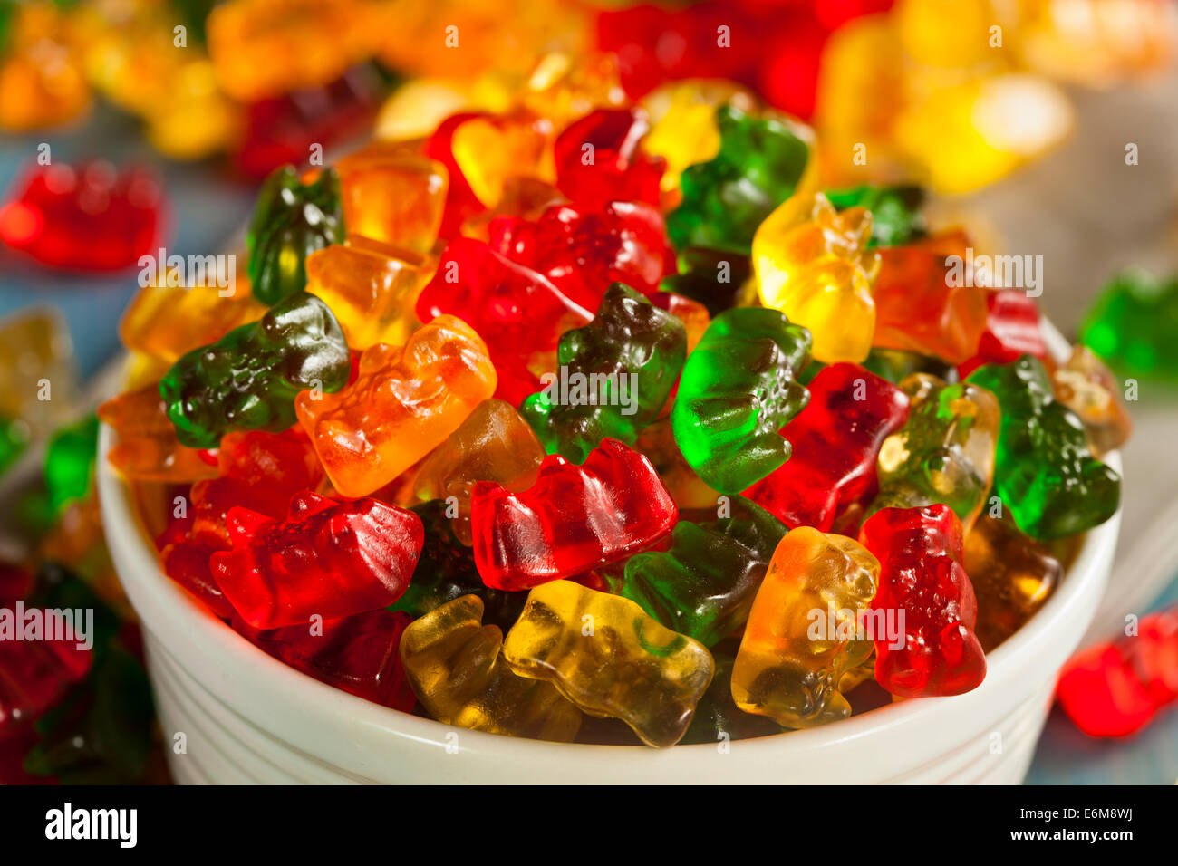 Bunte fruchtige Gummibärchen bereit trägt zu essen Stockfoto