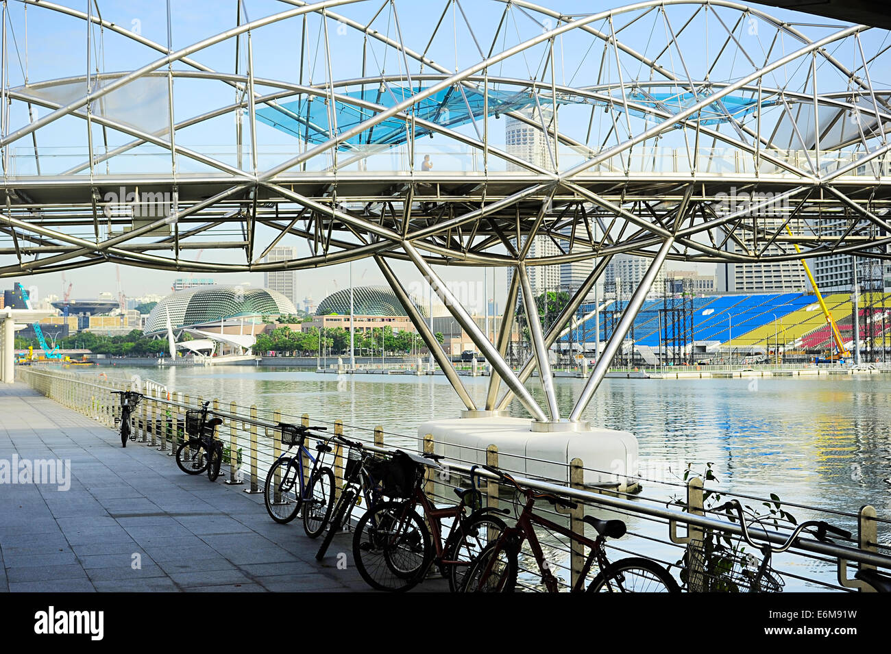 Fahrrad-Parken unter der Brücke in den Tag. Singapur Stockfoto