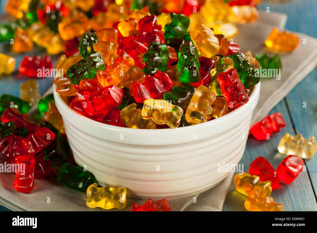 Bunte fruchtige Gummibärchen bereit trägt zu essen Stockfoto