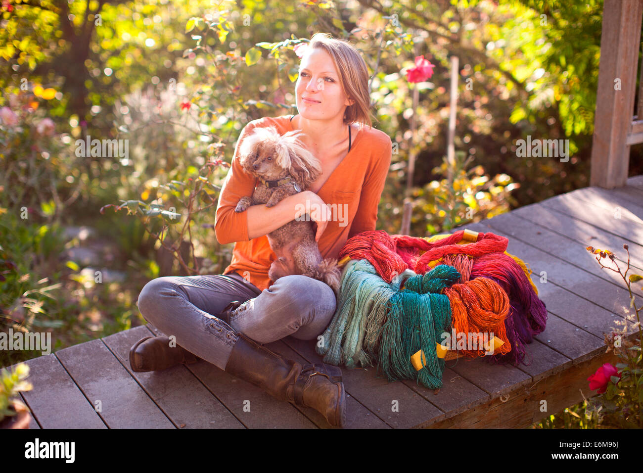 Frau im Garten mit Hund Stockfoto