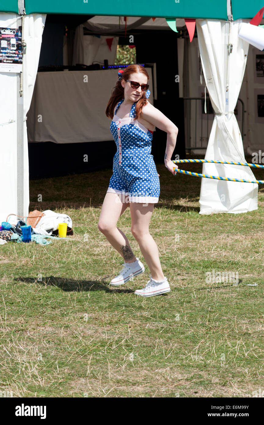 junge Frau mit einem Hula-Hoop in der siegreichen spielen Festival 2014 Southsea England uk Stockfoto