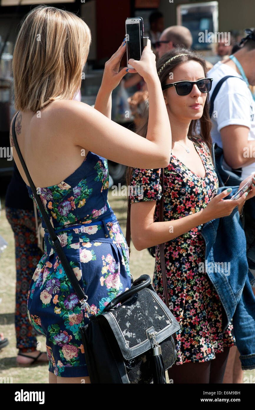 eine junge Frau, ein Foto mit ihrem Smartphone auf der siegreichen Festival 2014 Southsea England uk Stockfoto