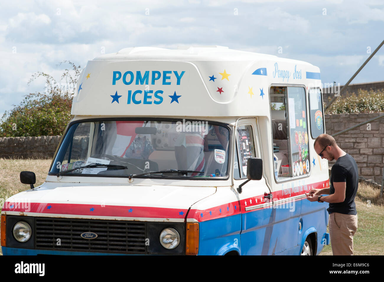 ein Eiswagen ist beliebt und macht lebhaftes Geschäft an der siegreichen Festival 2014 Southsea England uk Stockfoto