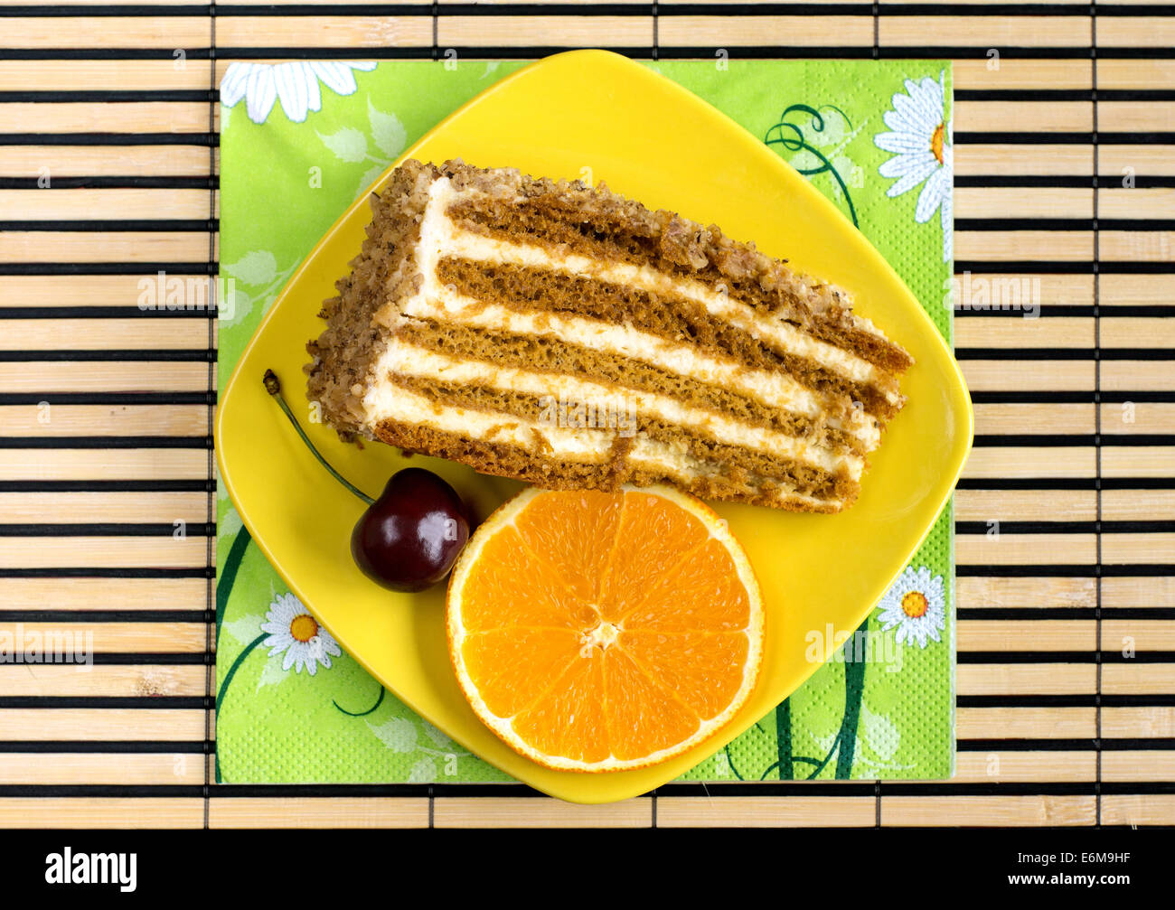 Walnuss Kuchen, garniert mit einer Kirsche und orange slice Stockfoto