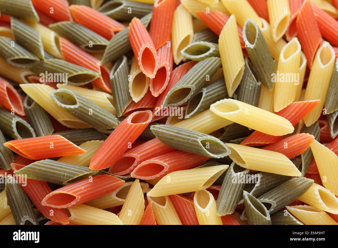 Bunte Penne Rigate Nudeln Hintergrund. Closeup. Stockfoto