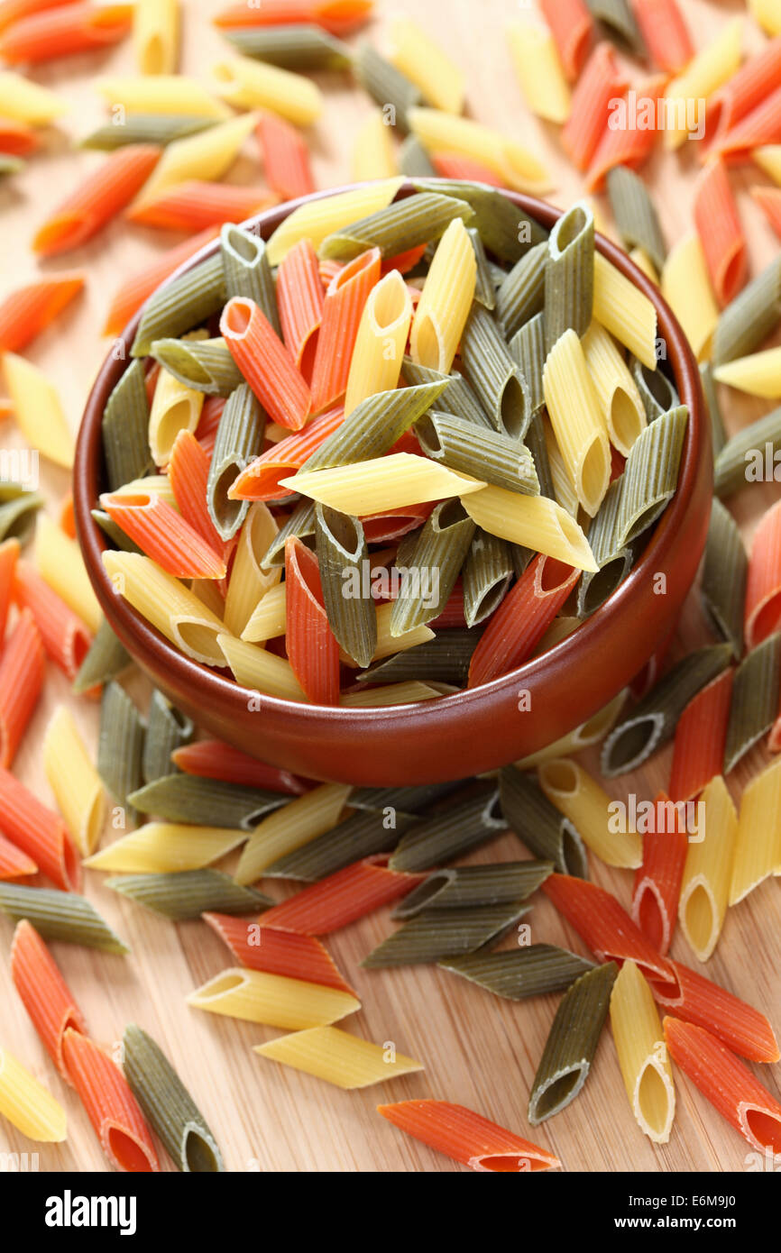 Penne Rigate Nudeln in eine Schüssel geben. Closeup. Stockfoto