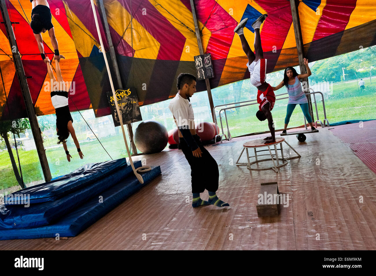Die Teilnehmer führen in Akrobatik und Turnen während der Lektionen in der Zirkusschule Circo para todos in Cali, Kolumbien. Stockfoto