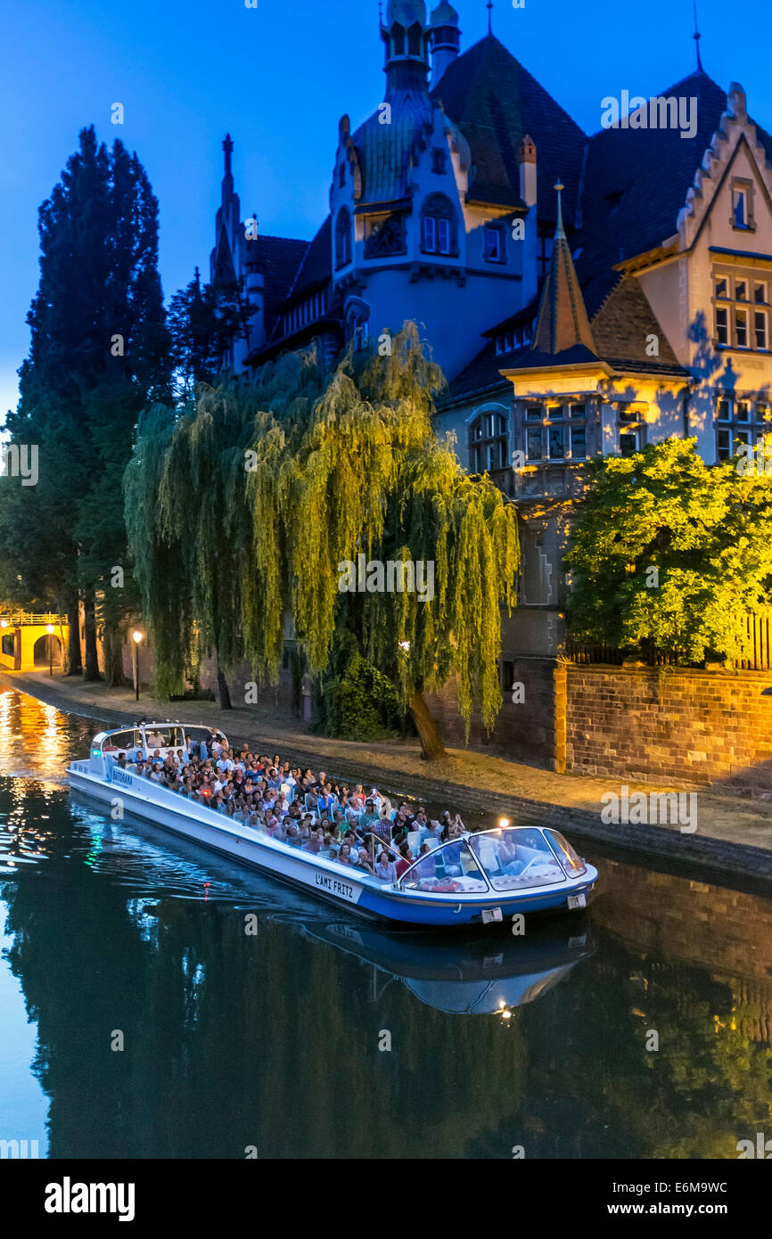 Touristische tour Boot Kreuzfahrt auf der Ill in der Nacht, Lycée des Pontonniers international High School, Straßburg, Elsass, Frankreich, Europa, Stockfoto