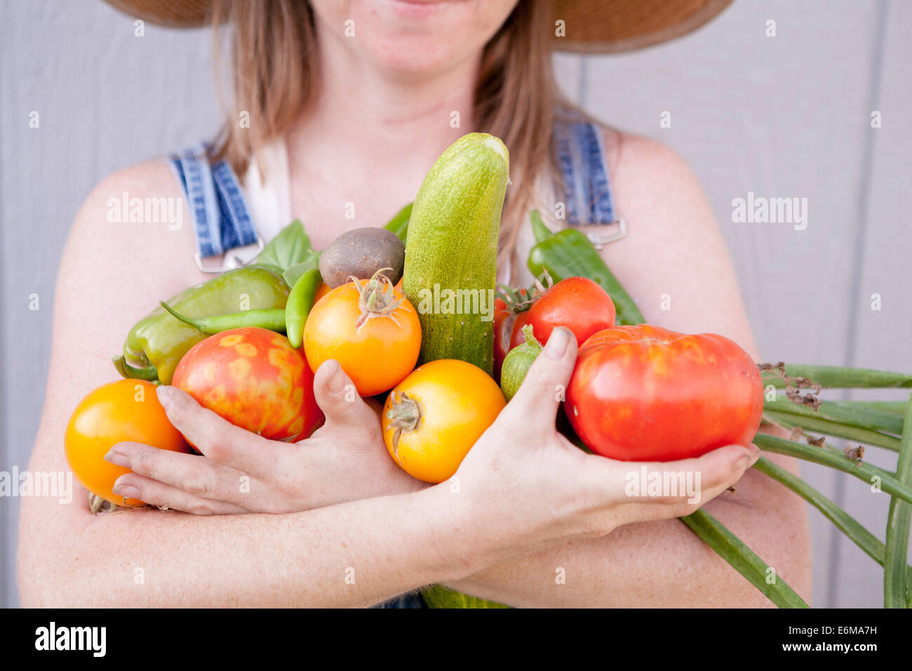 Nahaufnahme der Frau mit Gemüse Stockfoto