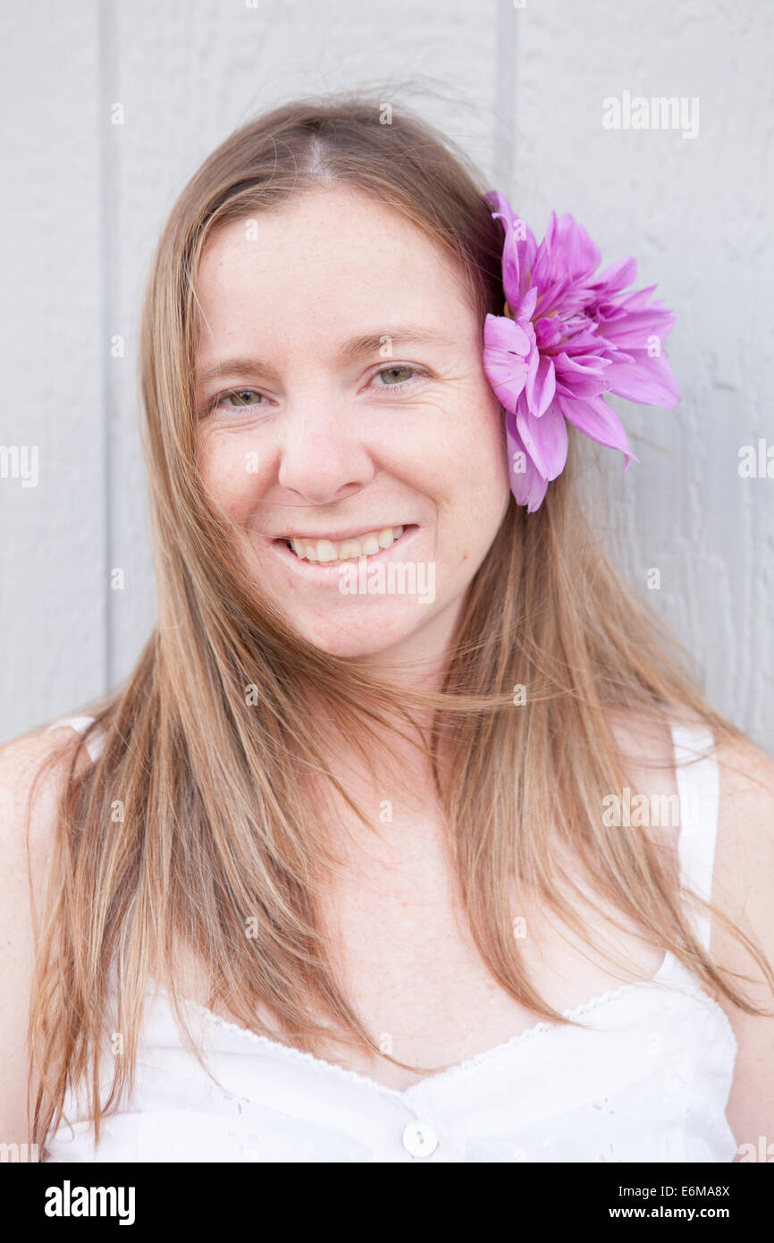 Porträt der Frau mit Blume im Haar Stockfotografie - Alamy