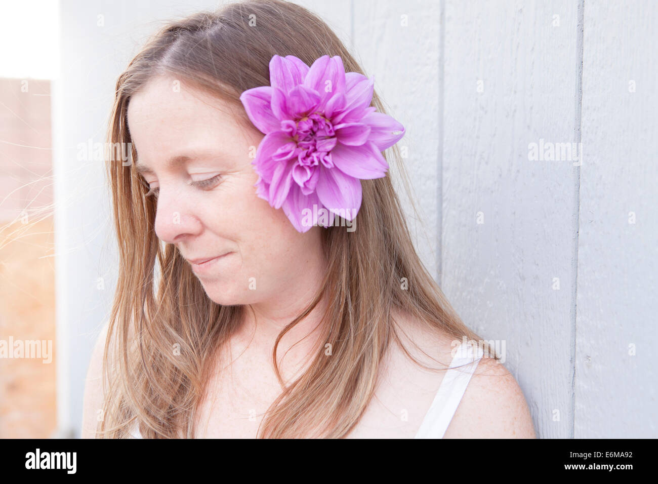 Porträt der Frau mit Blume im Haar Stockfoto