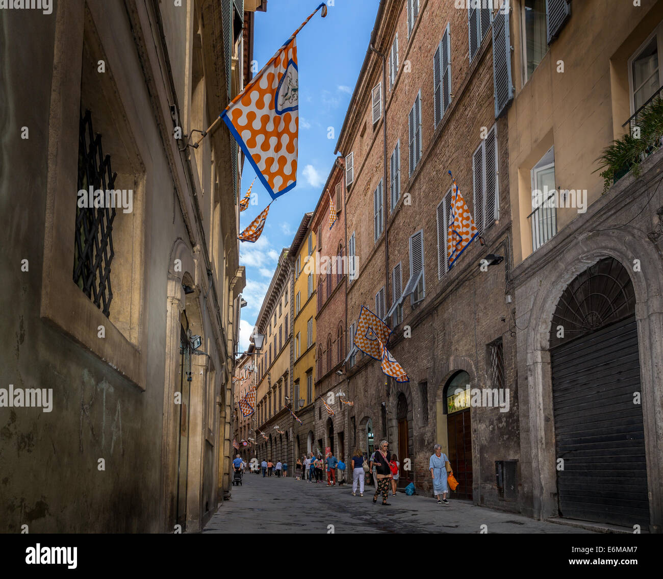 Menschen zu Fuß in die Altstadt von Siena am Tag des Palio, Toskana, Italien Stockfoto