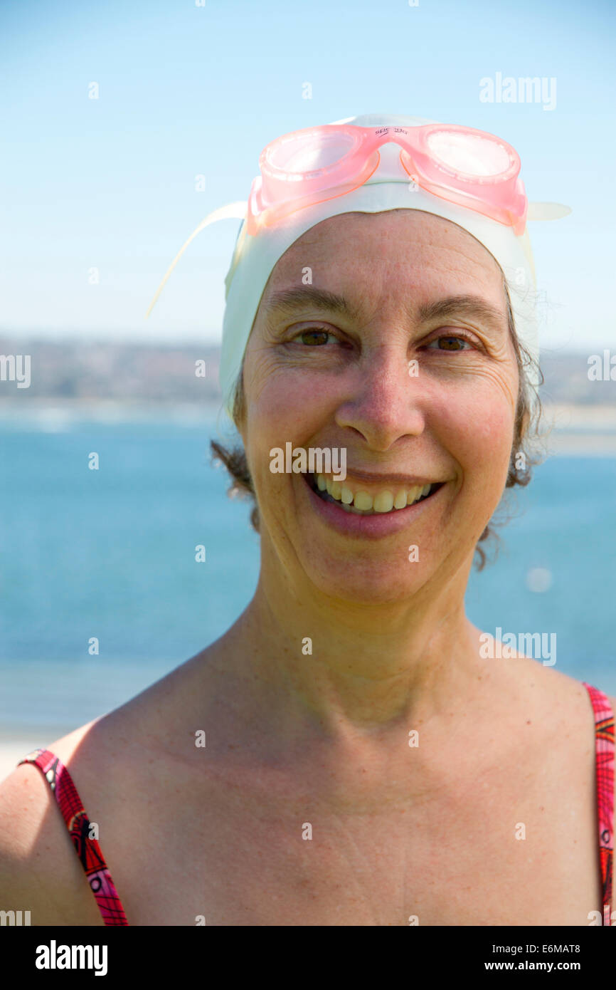 Porträt der Frau am pool Stockfoto