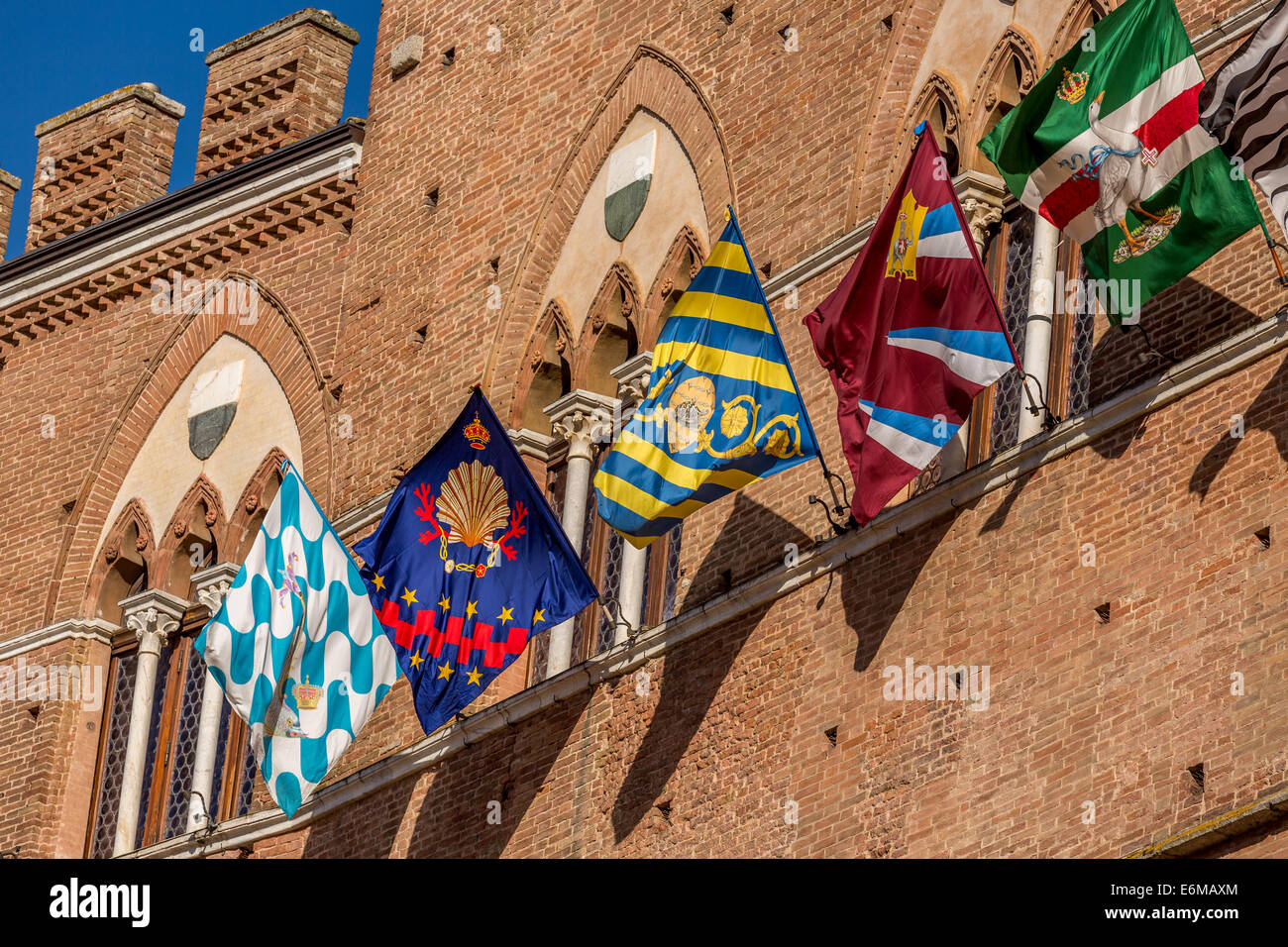 Siena am Tag des Palio Pferderennen mit Fahnen und Transparenten verzieren das Rathaus, Siena, Italien Stockfoto