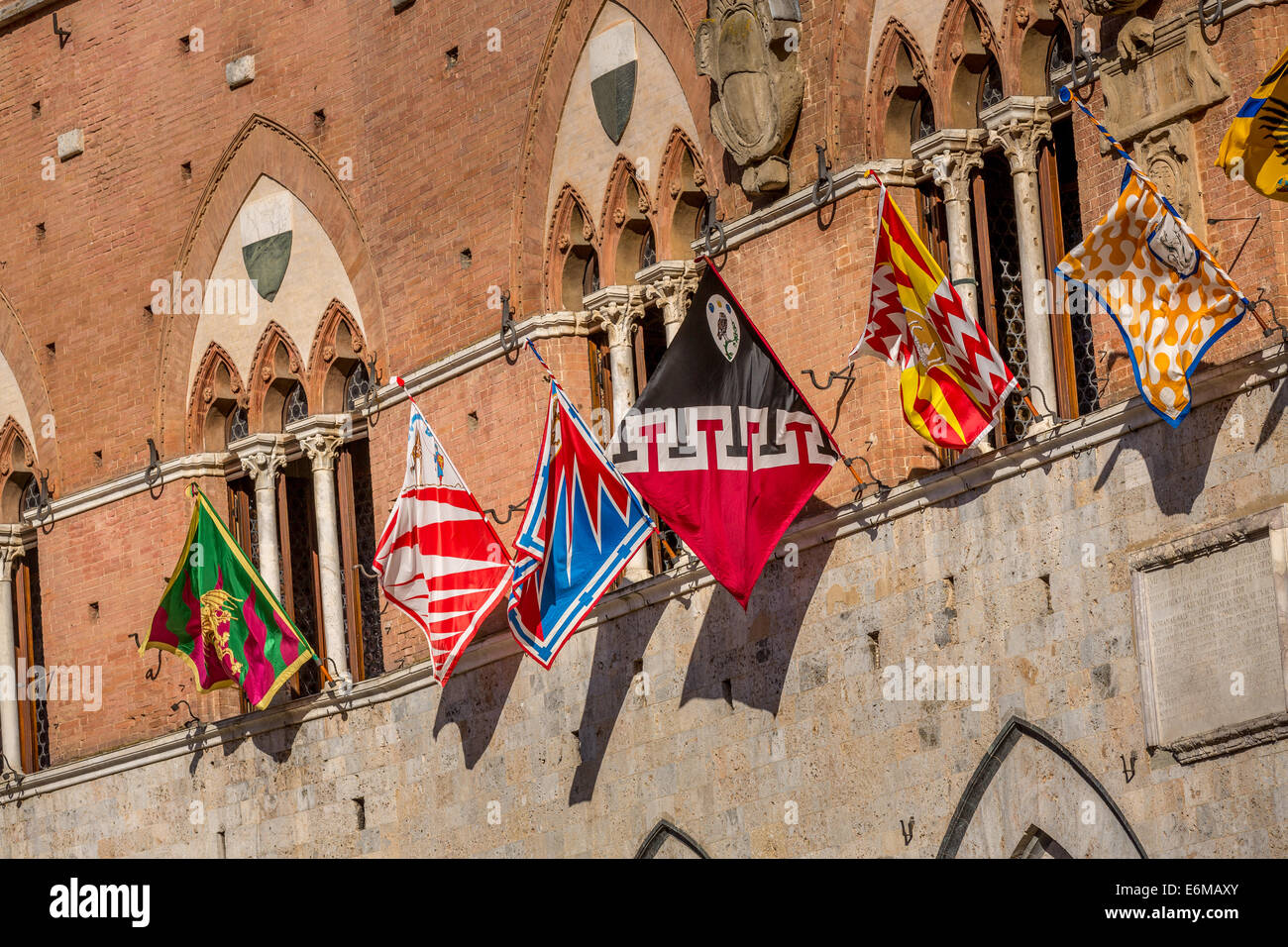 Siena am Tag des Palio Pferderennen mit Fahnen und Transparenten verzieren das Rathaus, Siena, Italien Stockfoto