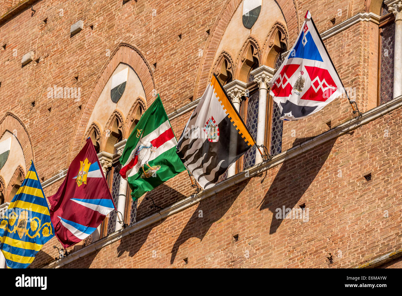 Siena am Tag des Palio Pferderennen mit Fahnen und Transparenten verzieren das Rathaus, Siena, Italien Stockfoto