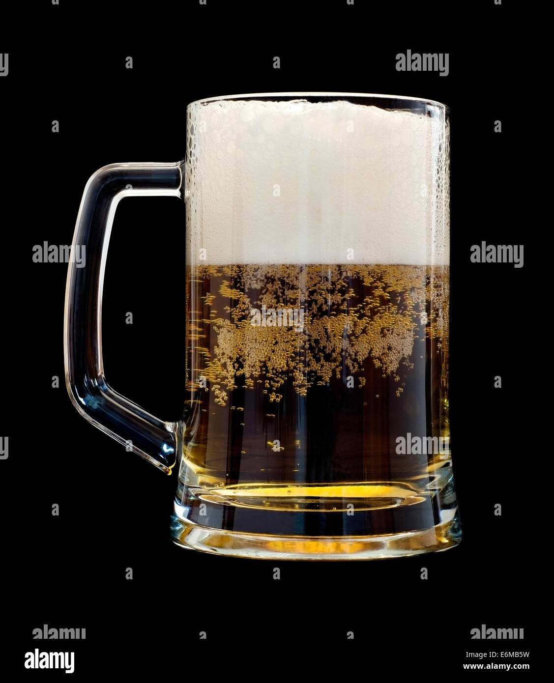 Pint Bier auf schwarzem Hintergrund isoliert Stockfoto