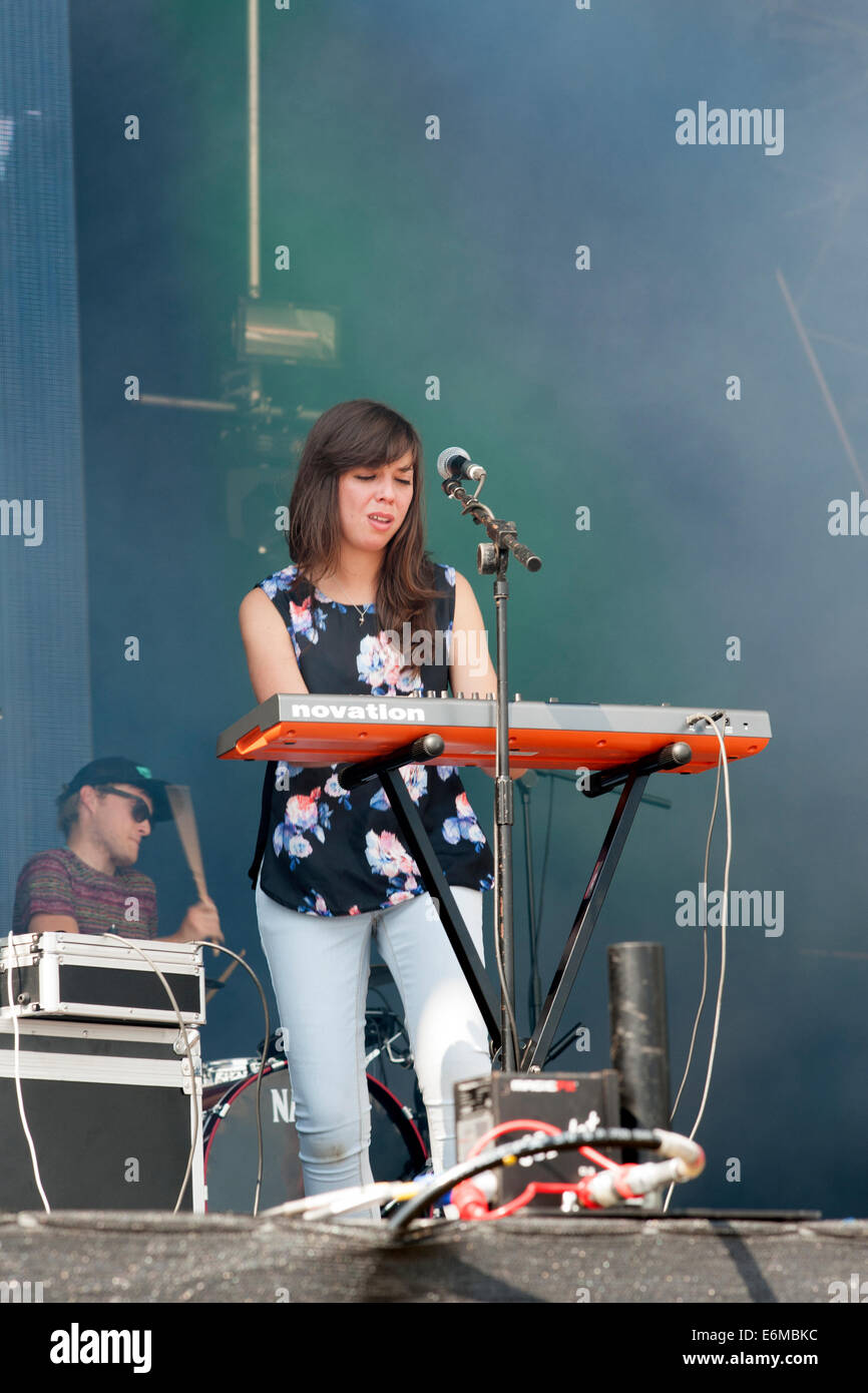 junge Frau singt während eines Auftritts auf eines der Stadien bei der siegreichen Festival 2014 Southsea England uk Stockfoto