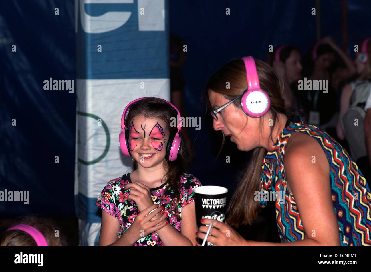 Besucher zu Musik tanzen, während das tragen Kopfhörer im silent Disco Zelt an der siegreichen Festival 2014 Southsea England uk Stockfoto