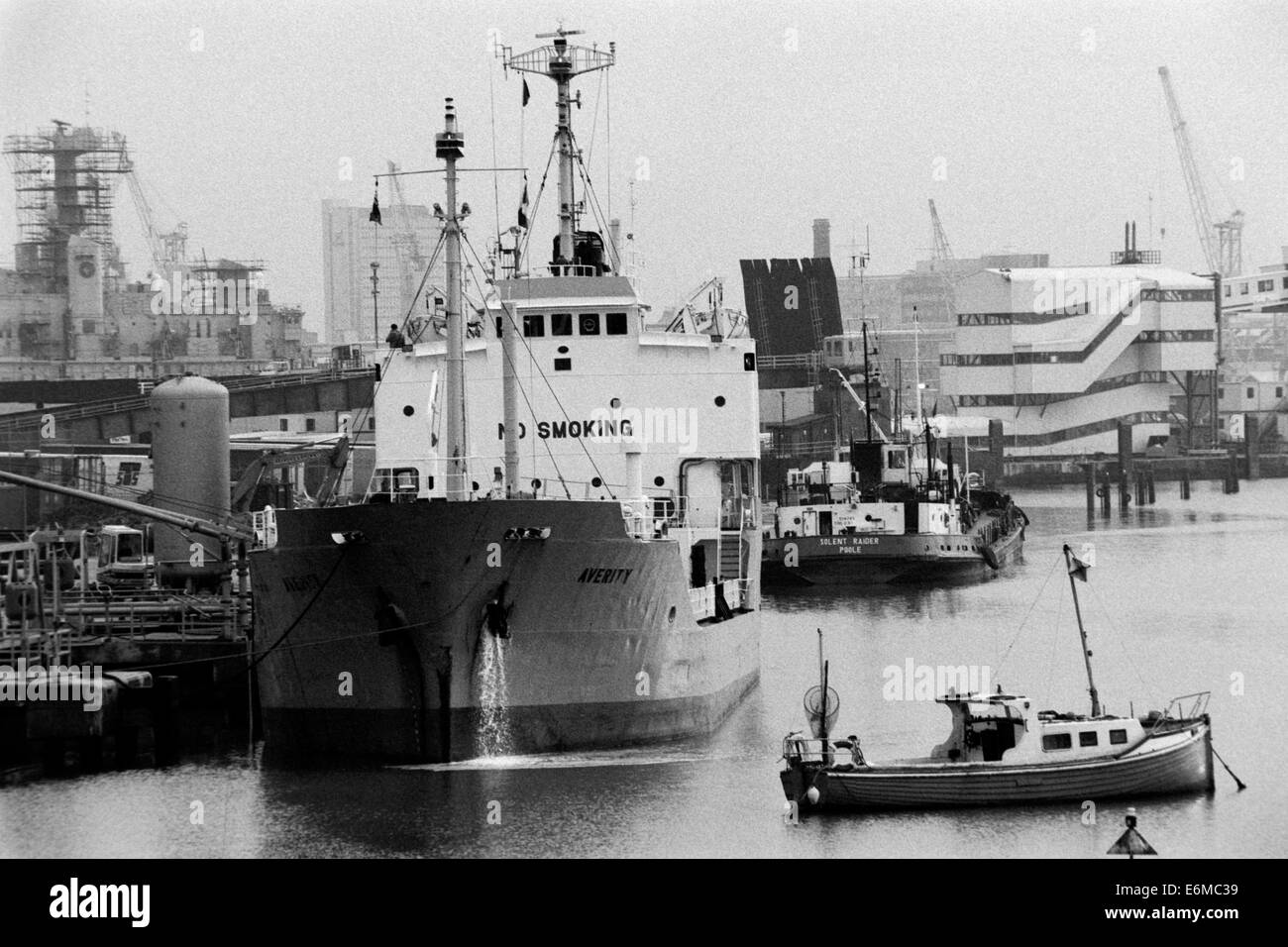 ein Treibstoff-Tanker in kontinentalen Fährhafen portsmouth Stockfoto