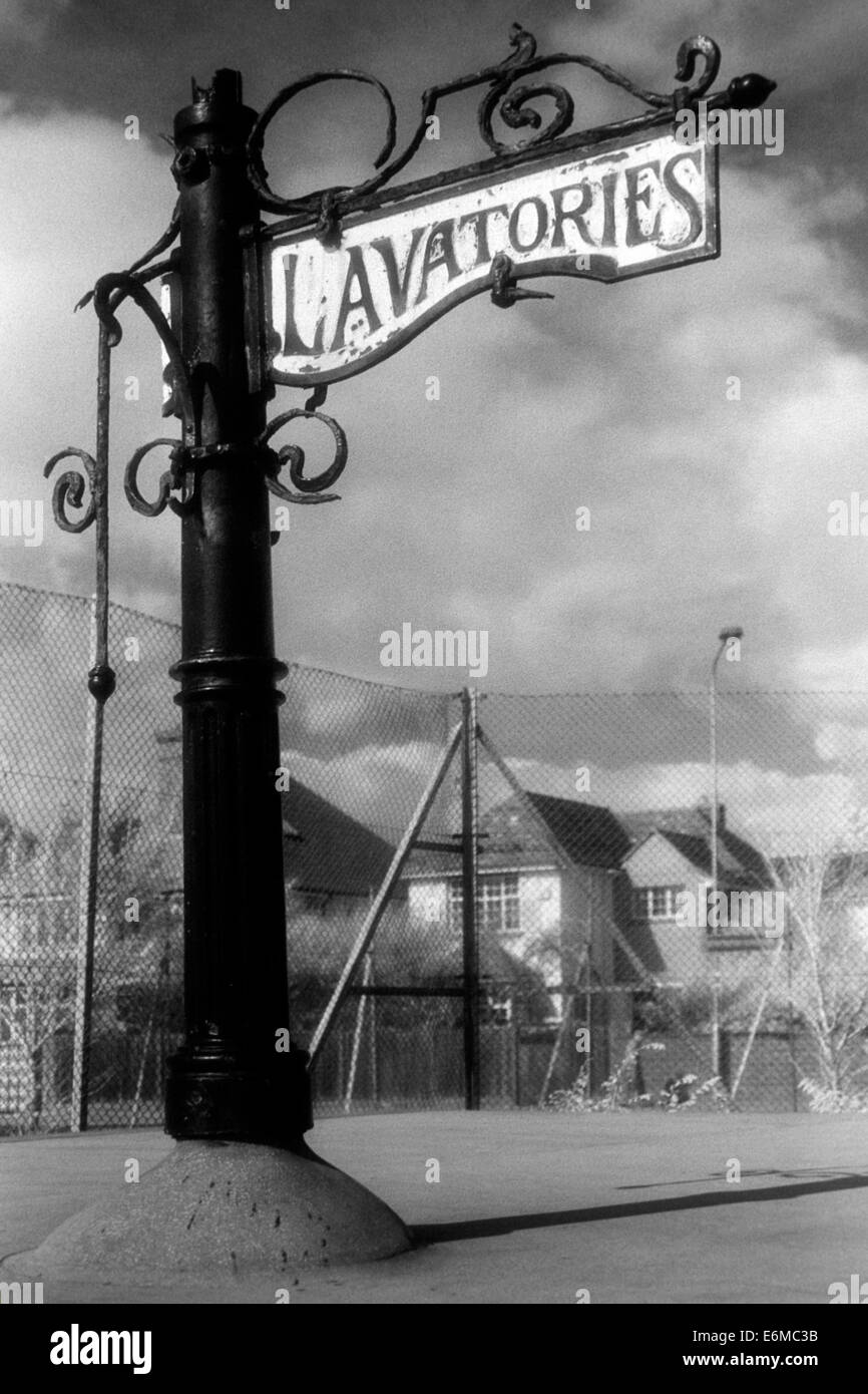 sehr alte Wegweiser angibt Toiletten genommen mit Infrarot Schwarzweißfilm auf Southsea Seafront England uk Stockfoto