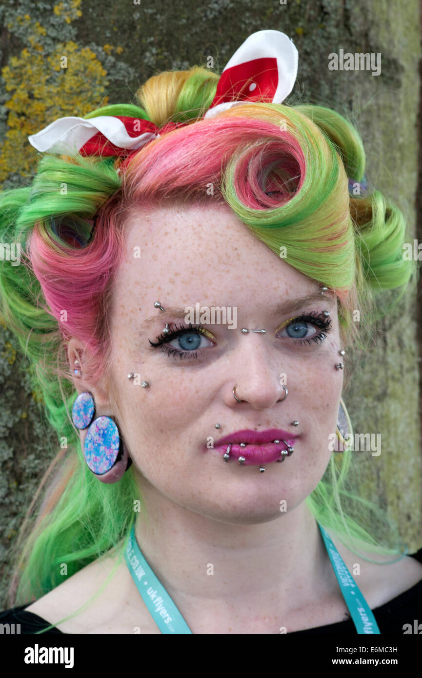 junge Frau mit Piercings und Multi farbige Haare an der siegreichen Festival 2014 Southsea England uk Stockfoto